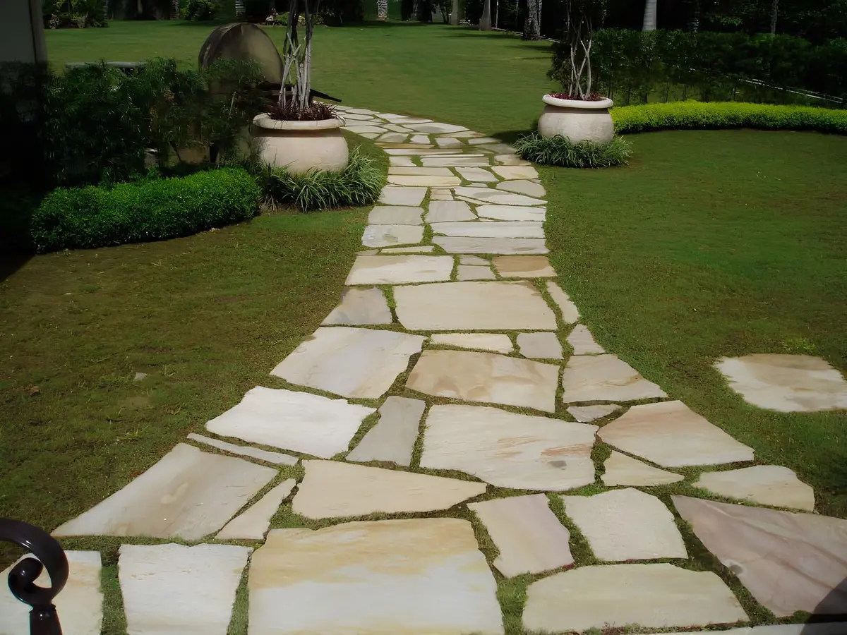 Caminho de lajões de Pedra São Tomé em jardim